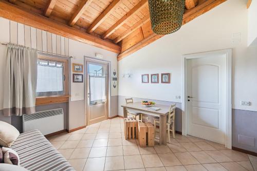 een woonkamer met een tafel en een bureau bij Garda Country House by Wonderful Italy in Lonato