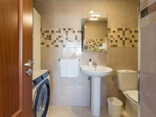 Kúpeľňa v ubytovaní Bright Townhouse - Views - 5 min walk to the Beach