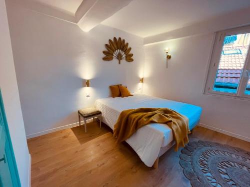 une chambre avec un lit avec une couverture dessus dans l'établissement Appart Hotel Jaures - Boutique apartments, à Nice