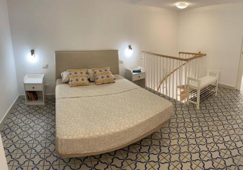 ein Schlafzimmer mit großem Bett und Treppe in der Unterkunft El Cortijo Bungalow - Pool - Free Parking in Playa de las Americas