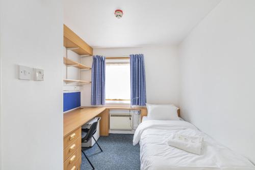 a bedroom with two beds and a desk and a window at Vibrant Ensuite Rooms, HATFIELD - SK in Hatfield