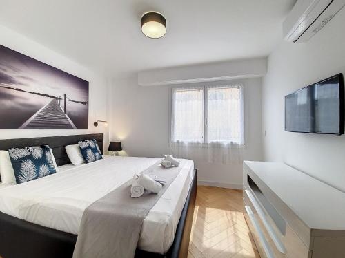 une chambre avec un grand lit avec des serviettes dessus dans l'établissement Nestor&Jeeves - FLOREAL BEACH - Central - Close sea, à Nice