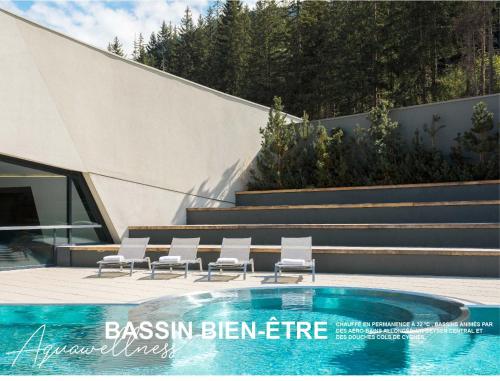 Ecrin Blanc Resort Courchevel tesisinde veya buraya yakın yüzme havuzu