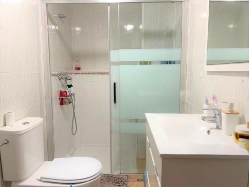 A bathroom at Marinasunbeach Paseo Maritimo