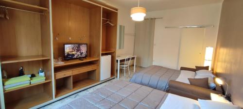 A television and/or entertainment centre at GIAMBATTISTA HOUSE BARI