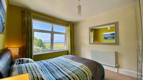 sypialnia z łóżkiem i oknem w obiekcie Stoneycroft w mieście Harlech
