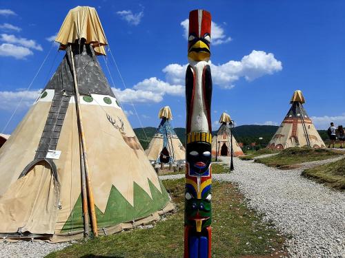 Gallery image of El Paso City, Zlatibor - Unique Wooden Cottages, Treehouse, Wild West Rooms, accommodation 1-6 people in Zlatibor
