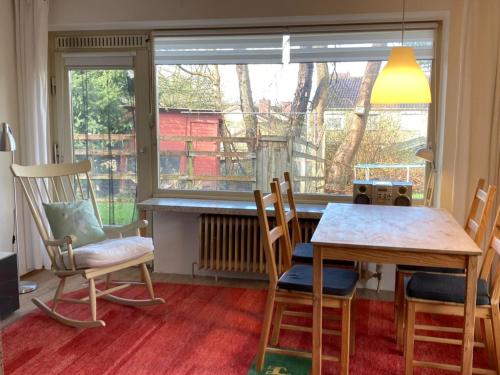 a dining room with a table and chairs and a window at Morgenrot in Eckernförde