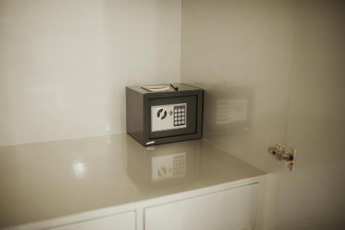 a microwave sitting on top of a counter in a room at Spa Lux Apartmani in Novi Sad