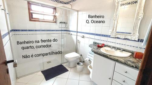 a bathroom with a toilet and a sink at Maison de La Mer 300m da praia in Florianópolis