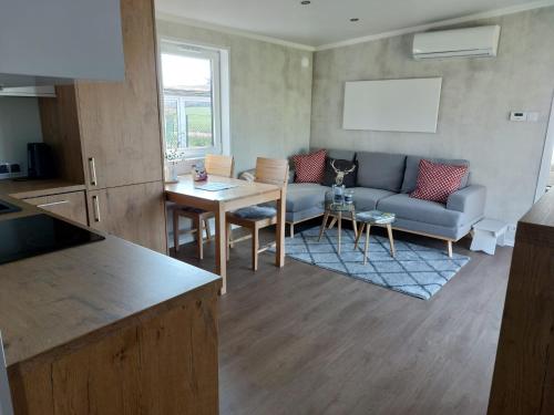 a living room with a couch and a table at Gemütliches Landhauswohnen rent-by-seibold in Erzhausen