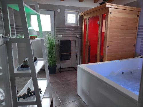 bagno con vasca e doccia rossa di Holiday House Pulina a Punat