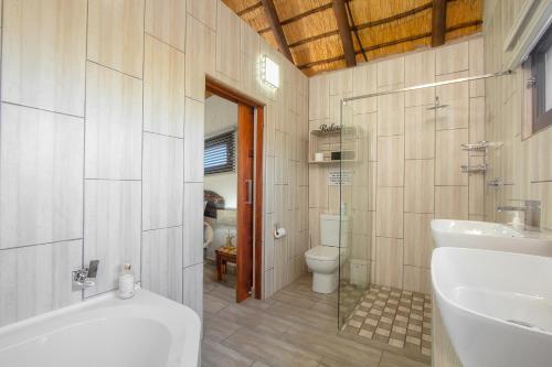 Kamar mandi di Call of the Fish Eagle Self-catering Holiday Home with solar