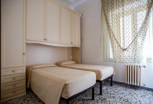 Ένα ή περισσότερα κρεβάτια σε δωμάτιο στο Appartamenti via del Mare
