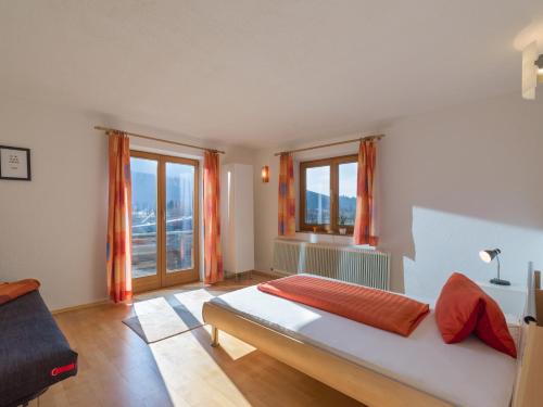 una camera da letto con un grande letto con tende arancioni di Apartment Rabl a Kirchbichl