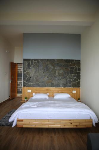 Un pat sau paturi într-o cameră la The Buransh Inn
