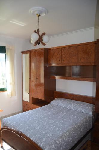 เตียงในห้องที่ Fantástica casa a 500 metros de la playa de San Jorge.