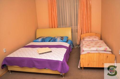 two beds in a small room withermottermottermottermott at Domik Zubanicha in Kelechin