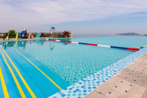 uma piscina com faixas azuis, vermelhas e amarelas em Wyndham Wenzhou Cangnan Resort em Yuliao