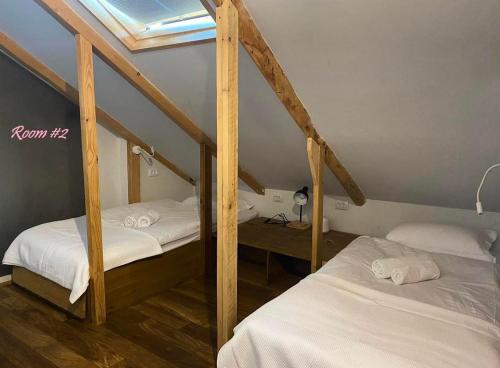 姆茨赫塔的住宿－Kera2Rooms，客房设有两张双层床和一扇窗户。