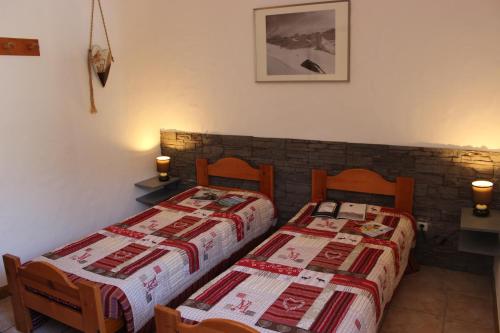 deux lits côte à côte dans une pièce dans l'établissement Diamant Appartements VTI, à Val Thorens