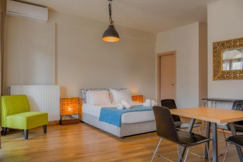 卡蘭巴卡的住宿－莫納斯提爾酒店，卧室配有一张床和一张桌子及椅子