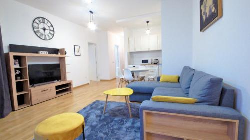 ベチチにあるComfy apartment - Sea Viewのリビングルーム(青いソファ、テーブル付)