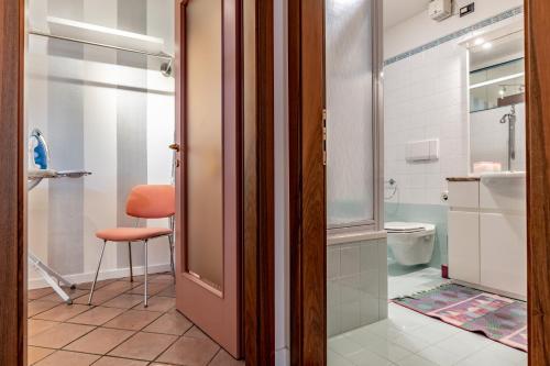 baño con aseo y puerta de cristal en Casa Carraia, en Cembra