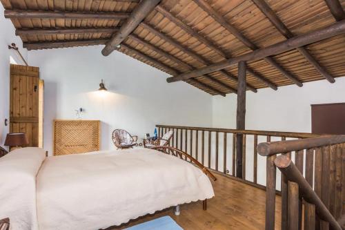 um quarto com uma cama numa varanda de madeira em Algarve Charming 1b Mezzanine Villa em Santa Bárbara de Nexe