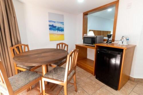 Puerto Nuevo Baja Hotel & Villasにあるキッチンまたは簡易キッチン