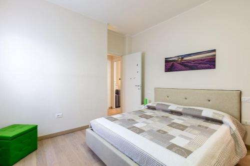 - une chambre avec un grand lit et une table verte dans l'établissement Via Roma 21, à Desenzano del Garda