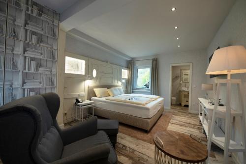 een slaapkamer met een bed en een woonkamer bij Landidyll Hotel Haus Hochstein in Wenholthausen