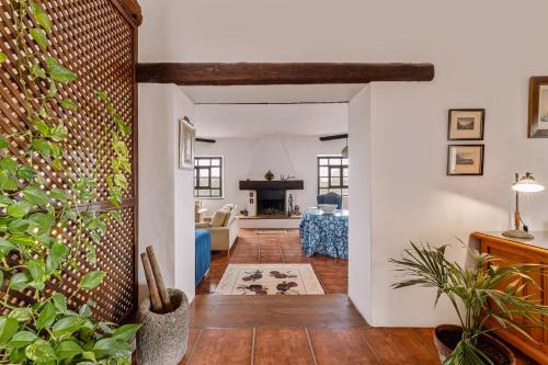 een woonkamer met een bank en een tafel bij Finca Los Perales in La Vegueta