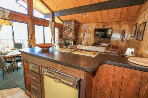 eine Küche mit einer Theke und ein Wohnzimmer in der Unterkunft Above it All-1685 by Big Bear Vacations in Big Bear City