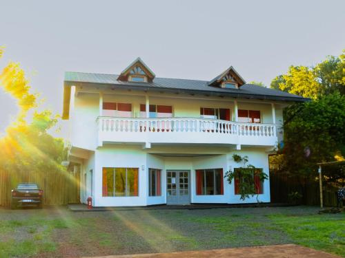 Puerto LibertadにあるHotel Puerto Libertad - Iguazúの白い家