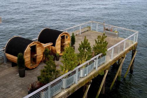 een houten huis op een pier boven het water bij Bowline Hotel in Astoria, Oregon
