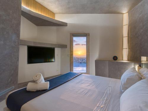 um quarto com uma cama grande e uma televisão de ecrã plano em Alma Calma Hotel Rural em Tindaya