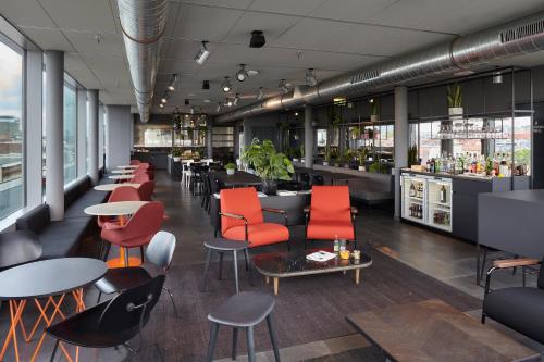 un restaurant avec des tables et des chaises ainsi qu'un bar dans l'établissement Casa Camper Berlin, à Berlin