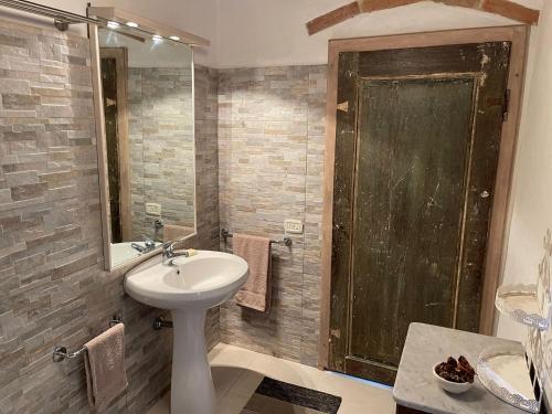A bathroom at LA CORTE DEI GELSOMINI