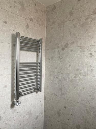 un radiatore in metallo in una doccia in bagno di Shore Thing Holiday Chalet Parkdean K81 a Camber