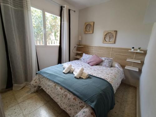 een slaapkamer met een bed met twee knuffels erop bij Casa Rural Ciudad Soñada in Ronda
