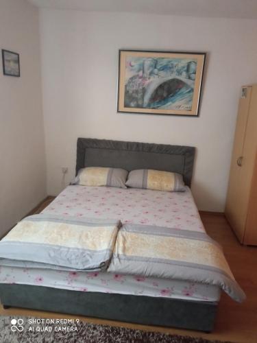 Una cama en una habitación pequeña con aversión para en Guesthouse NO.27, en Mostar