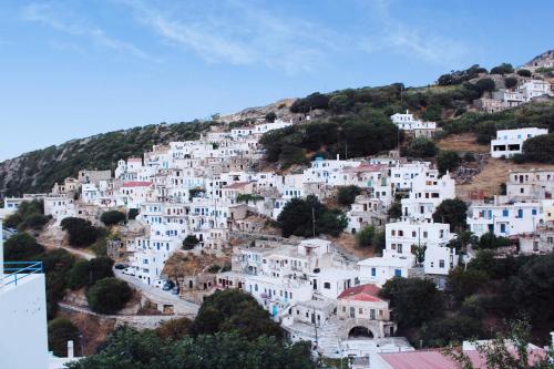 un groupe de maisons blanches sur une colline dans l'établissement Το σπίτι της Γιαγιάς - Granny's guest's house, à Kóronos