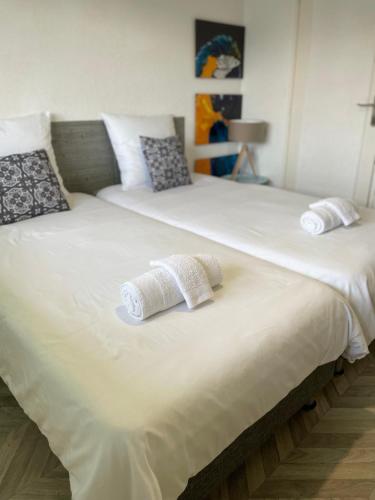 deux lits côte à côte dans une chambre dans l'établissement Terrasse Vue Mer, à Villers-sur-Mer