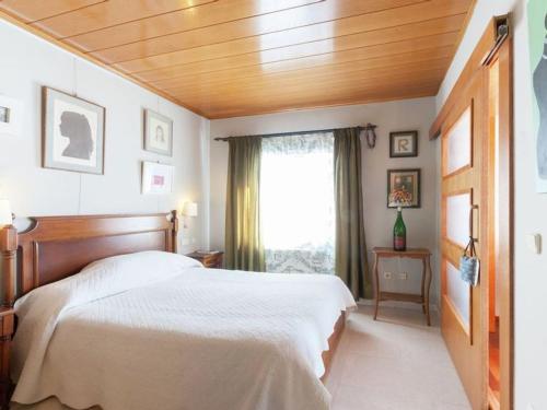 Een bed of bedden in een kamer bij Cozy holiday home with pool in St Pere Pescador