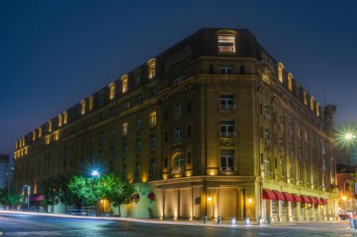 a large building on a city street at night at Gamma Monterrey Gran Hotel Ancira in Monterrey