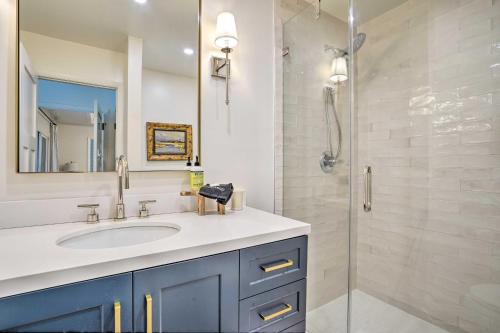 ein Badezimmer mit Waschbecken und Dusche in der Unterkunft Remodeled Cottage on Sparrow Pond, Walk to Beach! in Kiawah Island