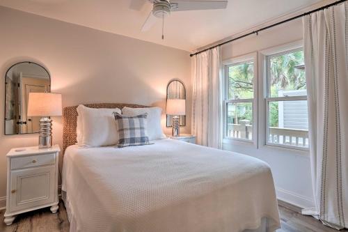 ein weißes Schlafzimmer mit einem Bett und einem Fenster in der Unterkunft Remodeled Cottage on Sparrow Pond, Walk to Beach! in Kiawah Island