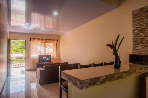 uma sala de estar com uma mesa e cadeiras num quarto em Apartamentos Playa Negra em Puerto Viejo