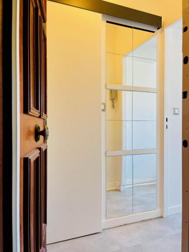 - une porte ouverte dans une pièce dotée d'une fenêtre en verre dans l'établissement Nice Promenade 2, à Nice